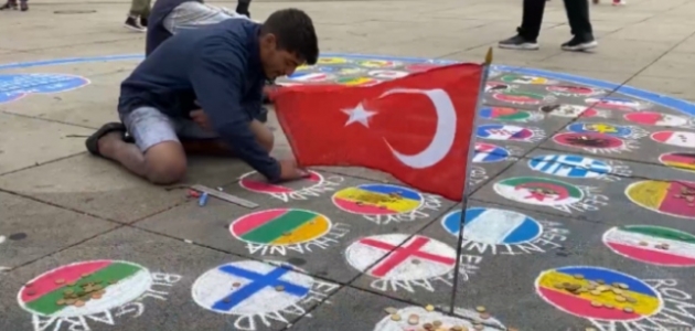 Almanya’daki sokak sanatçısı: Türkler, bayraklarını yere çizmemi istemiyor