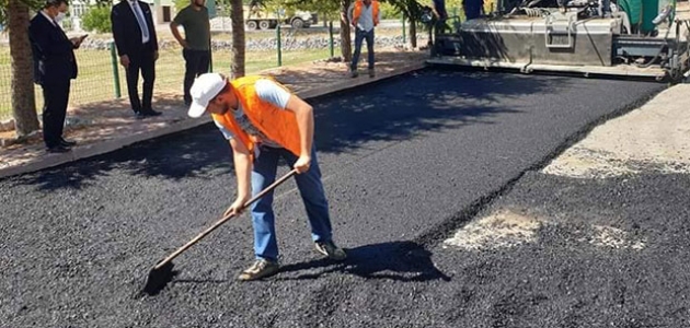 Derebucak’ta okul bahçeleri sıcak asfaltla kaplanıyor