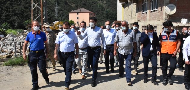 Bakanı Kurum, selden etkilenen Çaldağ köyünde inceleme yaptı
