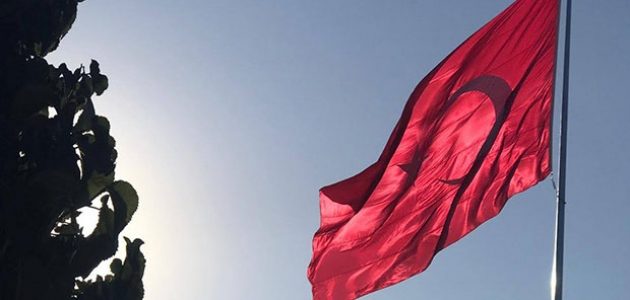 Bozkır Yelbeği Mahallesinde dev Türk bayrağı dikkat çekiyor