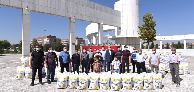 Konya Büyükşehir’den çiftçiye macar fiği tohumu desteği