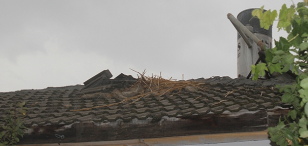 Konya’da yıldırım düşen evin çatısında yangın çıktı