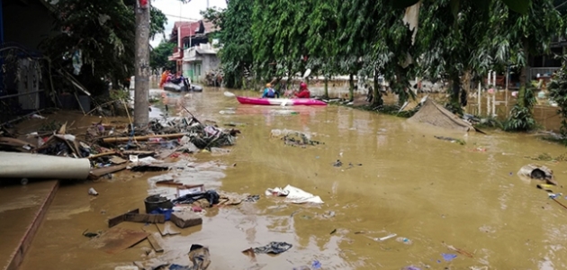 Endonezya’da sel felaketi: Binlerce ev sular altında kaldı, 1 kişi öldü
