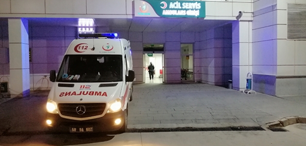 Aksaray - Konya yolunda otomobil şarampole devrildi: 5 yaralı