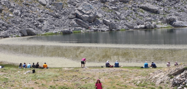 Anamas Dağı’ndaki krater gölü, doğaseverlerin ilgisini çekiyor
