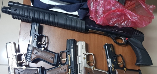 Konya’da otomobilde tabanca ve pompalı tüfek bulundu
