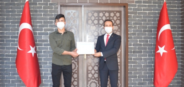 Kaymakamın maske sınavından geçen gençlere teşekkür belgesi