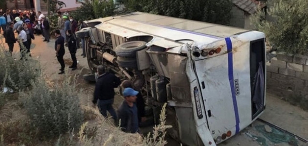 Tarım işçilerini taşıyan minibüs kaza yaptı: 26 yaralı