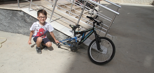 Bisikletinin arka tekeri çalınan çocuk yeniden pedal çevirecek