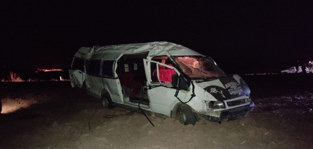 Konya’da kontrolden çıkan minibüs takla attı: 5 yaralı