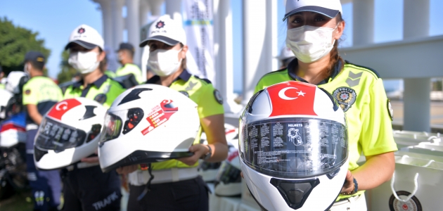 Polisten ceza bekleyen motosiklet sürücülerine “kask sürprizi“