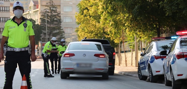 Polisten kuralla uymayanlara 378 bin 16 lira ceza