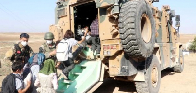 Mehmetçik Resulayn’da öğrencileri zırhlı araçlarla okula taşıyor