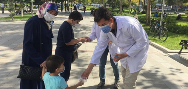 Çocuklara el yıkama alışkanlığı kazandırmak için ürettikleri oyuncaklı sabunları dağıttılar