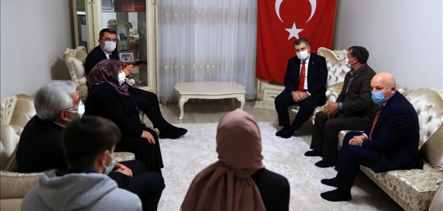 Sağlık Bakanı Koca’dan, Afrin şehidi sağlıkçı Burak Tatar’ın ailesine ziyaret