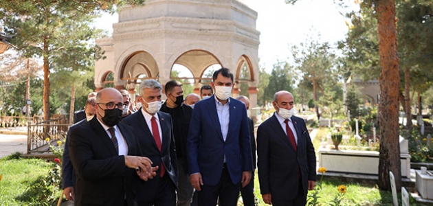 Bakan Kurum, Erzincan’da Terzibaba Türbesini ziyaret etti
