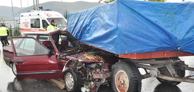 Konya’da traktör ile otomobil çarpıştı: 2 yaralı
