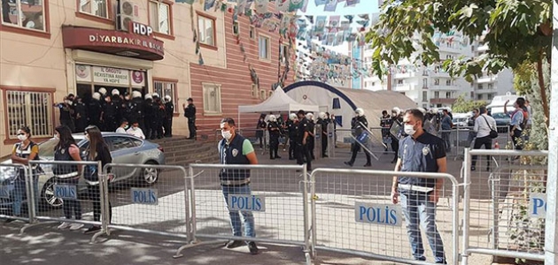 Diyarbakır’da HDP il ve ilçe binasında arama