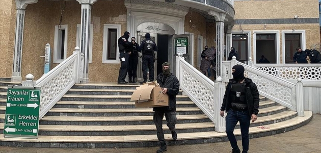 Berlin’de polisin camide yaptığı aramalar sırasında halılara botlarla basmasına tepki