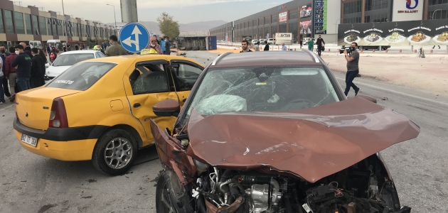 Konya’da mısır yüklü tır otomobillere çarpıp devrildi: 3 yaralı