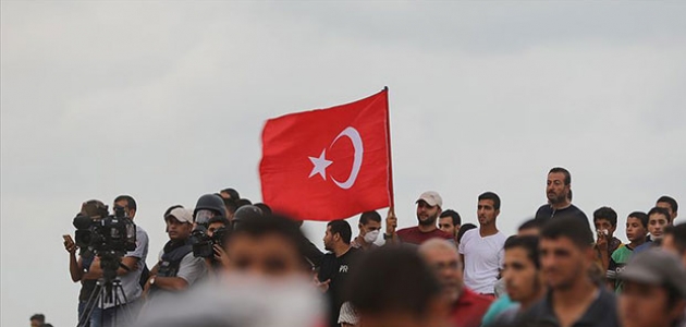 Filistinliler Fransa’ya tepki olarak Türk bayrağı taşıdı