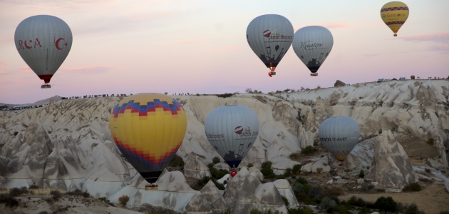 Kapadokya’da balonlar, Cumhuriyet Bayramı için havalandı