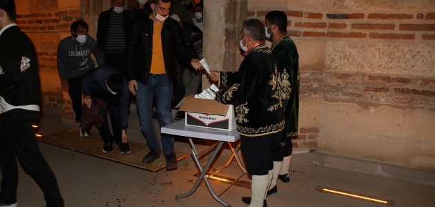 Akşehir Belediyesi vatandaşlara mevlid şekeri dağıttı