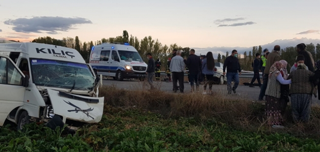 Konya’da tarım işçilerini taşıyan minibüs kaza yaptı: 2 ölü, 14 yaralı