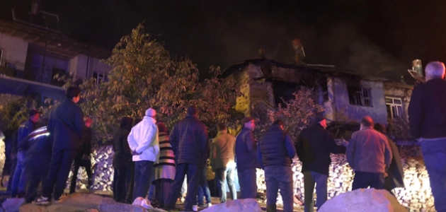 Alevlerin sardığı evin çatısı çöktü: 1 ölü