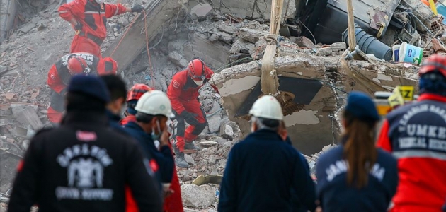 İzmir’de arama kurtarma çalışmaları 4 bina enkazında devam ediyor