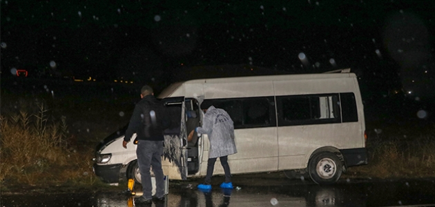 Düzensiz göçmenleri taşıyan minibüs otobüse çarptı: 1 ölü 7 yaralı