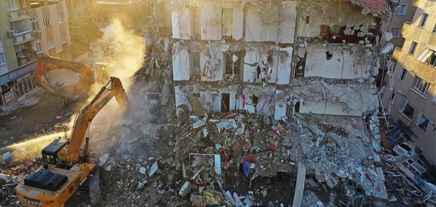 Depremde yıkılan binalarla ilgili gözaltına alınan 9 şüpheli adliyede