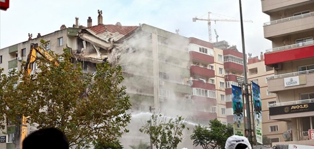 İzmir’de ağır hasarlı binaların yıkımı devam ediyor