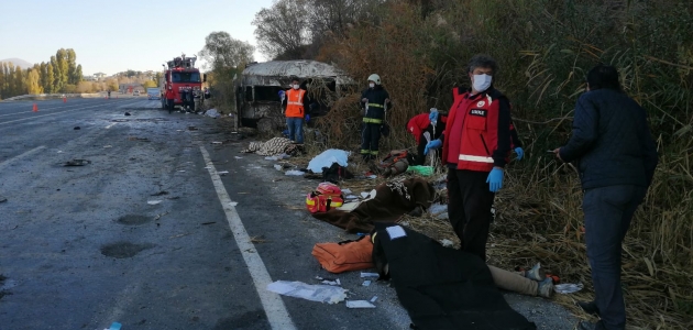 Sığınmacıları taşıyan minibüs devrildi: 2 ölü, 22 yaralı
