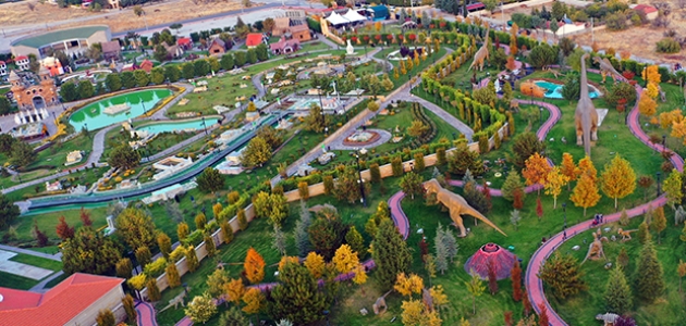 80 Binde Devr-i Alem Parkı sonbaharda da ziyaretçilerini ağırlıyor