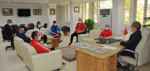 Şampiyon haltercilerden Akşehir Belediye Başkanı Akkaya’ya ziyaret