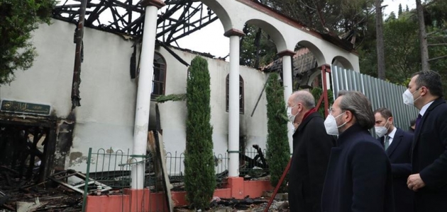 Erdoğan yangında hasar gören tarihi Vaniköy Camisi’nde incelemede bulundu