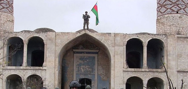 Azerbaycan ordusu işgalden kurtarılan Ağdam’a bayrak dikti, kent camisinde ezan okundu