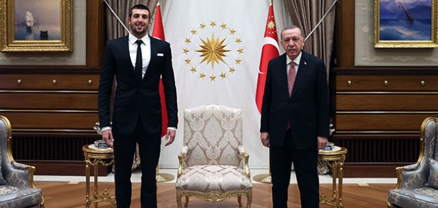 Cumhurbaşkanı Erdoğan, milli yüzücü Emre Sakçı’yı kabul etti