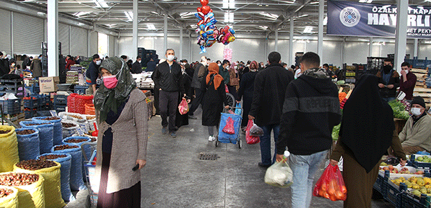 Konya’da kısıtlama öncesi semt pazarlarında yoğunluk
