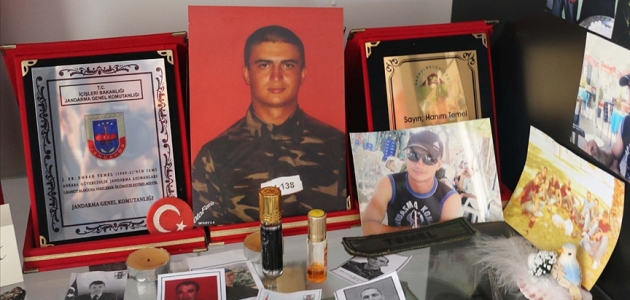 Şehit askerin ailesi evlerinin bir odasını oğullarının hatıralarıyla donattı