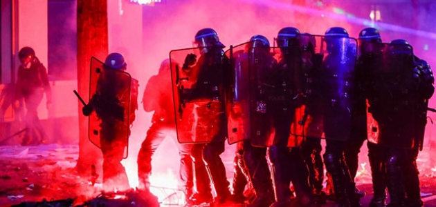 Paris’te sokaklar karıştı: 30 gözaltı