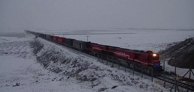 Türkiye’den Çin’e gidecek ilk blok ihracat treni Kars’tan Gürcistan’a uğurlandı