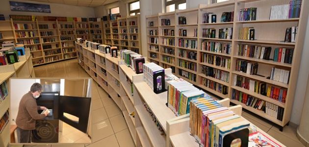 Kütüphanedeki kitaplar ultraviyole ışınlarıyla dezenfekte ediliyor