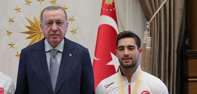 Cumhurbaşkanı Erdoğan milli cimnastikçi İbrahim Çolak’ı tebrik etti
