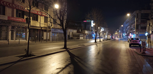 Konya’da sokağa çıkma kısıtlamasının başlamasıyla sokaklar boşaldı
