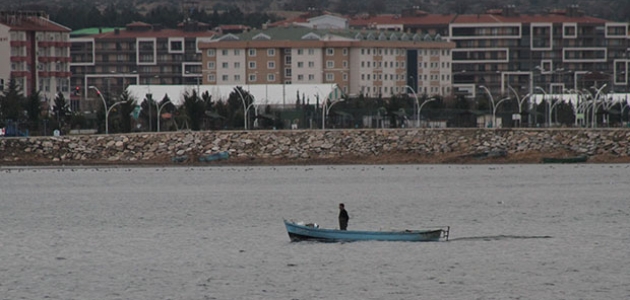 Konya’da kısıtlamadan muaf tatlı su balığı avcıları göle ağ sermeye devam etti