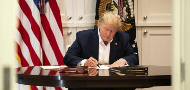 Trump, karşı çıktığı COVID-19 yardım paketi yasa tasarısını imzaladı