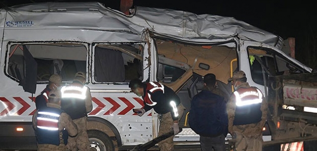 Sağlık personelini taşıyan minibüs devrildi: 1 ölü, 7 yaralı