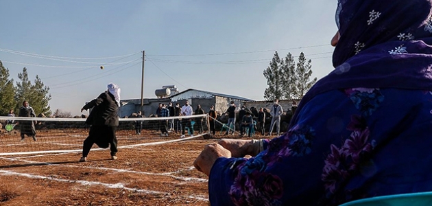 Bakan Kasapoğlu’ndan Viranşehirli köylülere tenis kortu sözü